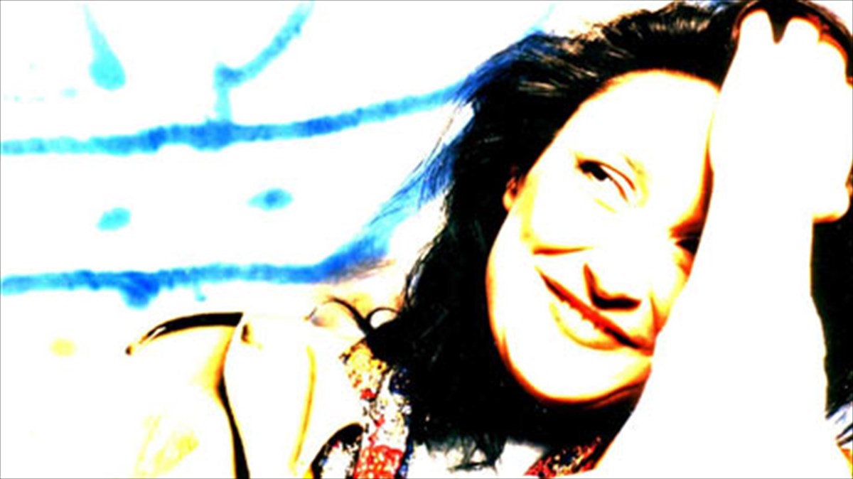 i-afroditi-manou-me-gunaikeio-kai-proklitiko-logo-ston-iano