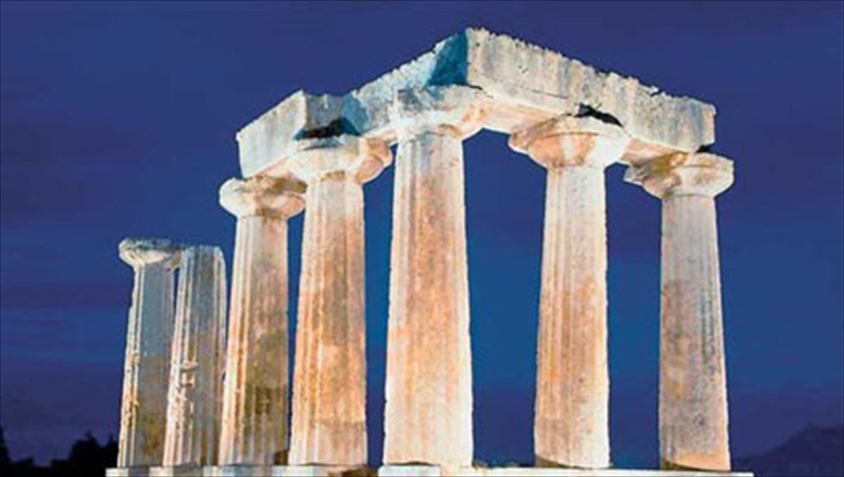 lampei-ti-nuxta-o-naos-tou-apollona-stin-arxaia-korintho-naos-tou-apollona-stin-arxaia-korintho