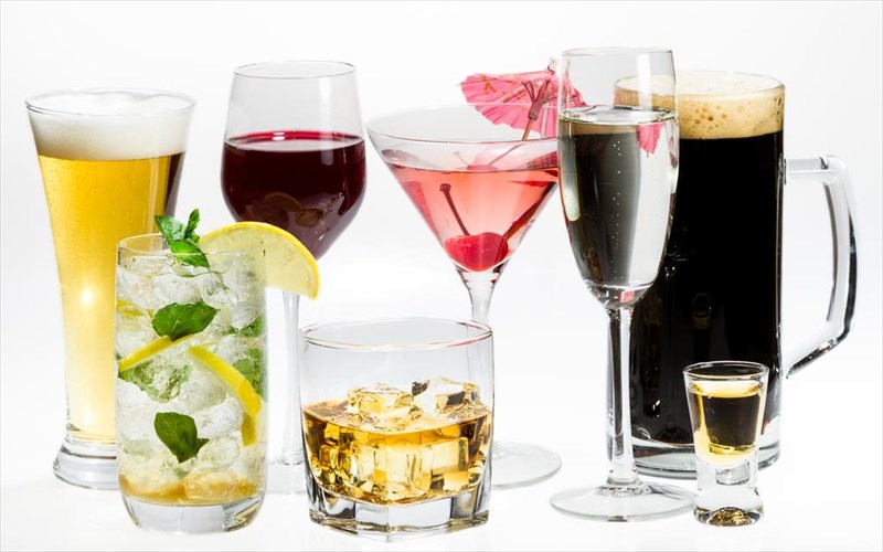 kokteil-mpires-i-krasi-ti-protima-pleon-o-kosmos-kosmos