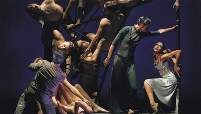 o-mporis-aifman-xorografei-to-erotiko-pathos-tou-ronten