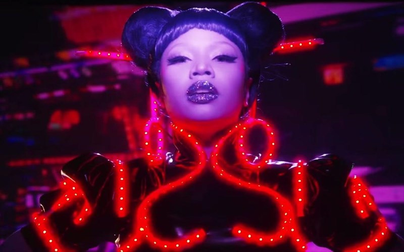 i-basiliki-nicki-minaj-brisketai-anamesa-mas