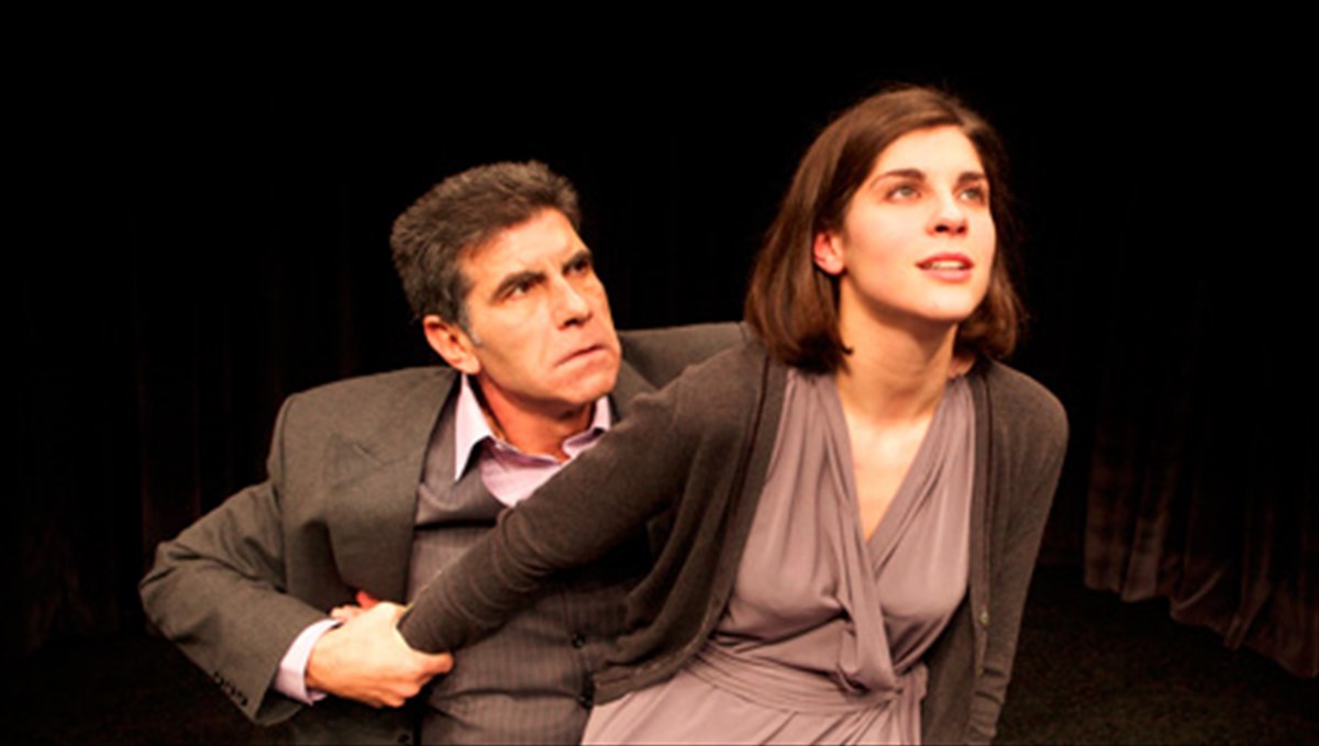 giannis-mpezos-sti-skini-mazi-me-tin-kori-tou