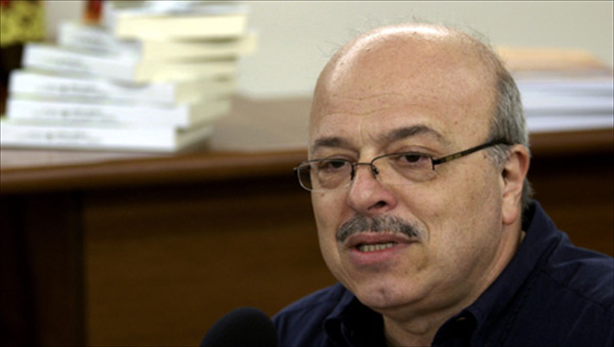 giannis-ksanthoulis-me-sokaroun-i-xudaiotita-kai-i-amnisia-tou-neoellina-amnisia-tou-neoellina