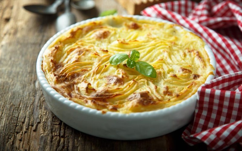 ti-krasi-tairiazei-stis-ellinikes-pites