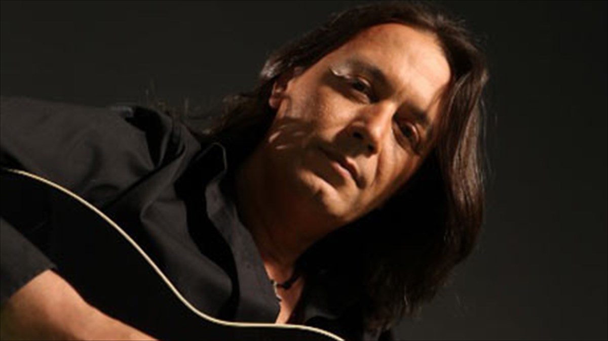 o-giannis-kotsiras-anoigei-to-mousiko-kouti