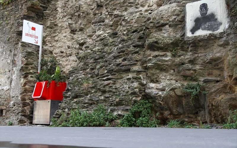 to-parisi-kokkinizei