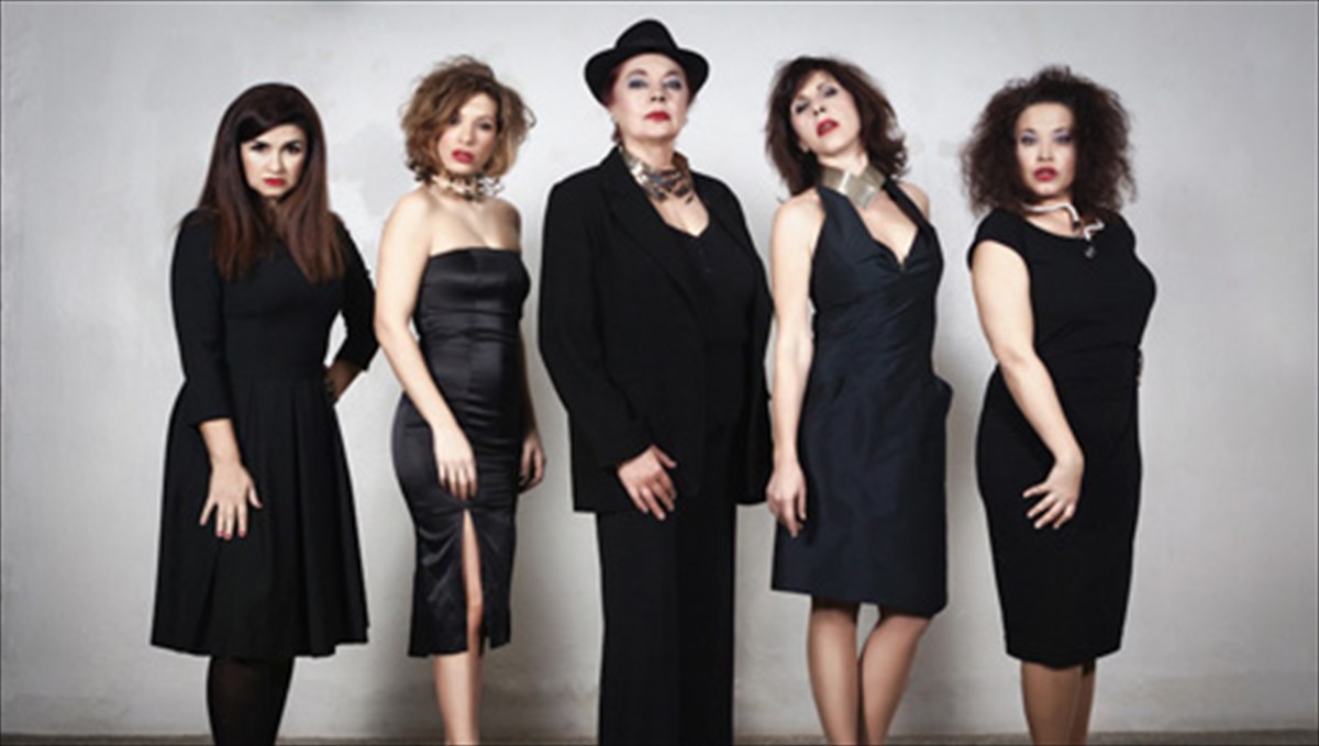 pente-gunaikes-ntunontai-kai-filosofoun-epi-skinis