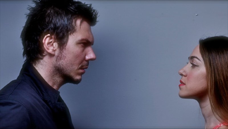 o-sullektis-tou-tzon-foouls-se-theatrikes-diadromes