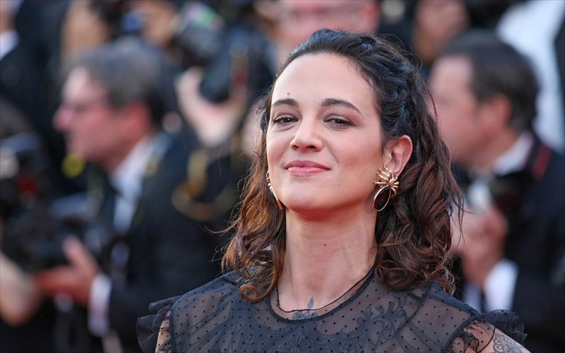 bgainei-stin-antepithesi-i-asia-argento-asia-argento