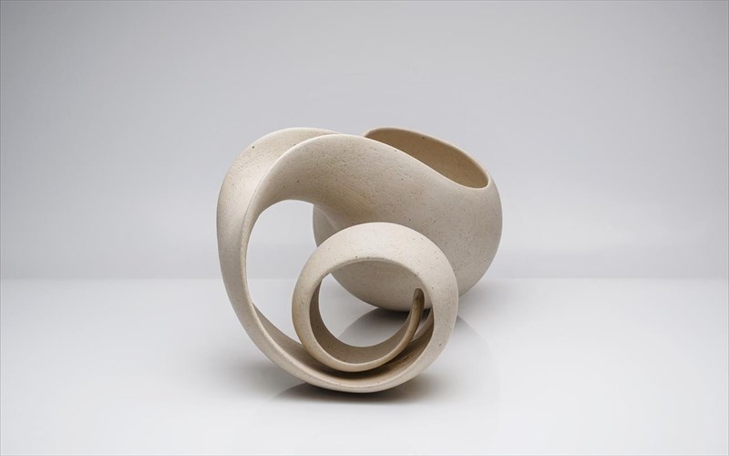 to-koilo-sunomilei-me-to-kurto-to-foteino-diadexetai-to-skoteino-se-mia-ekthesi