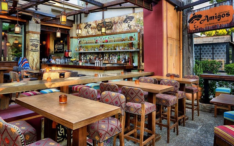 ta-amigos-moirazoun-xamogela-sta-paidia-pou-to-exoun-anagki