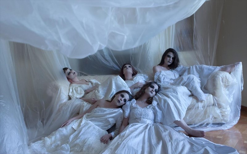 marturies-orothetikon-gunaikon-pou-katigorithikan-kai-diapompeutikan-sti-skini-tou-vault