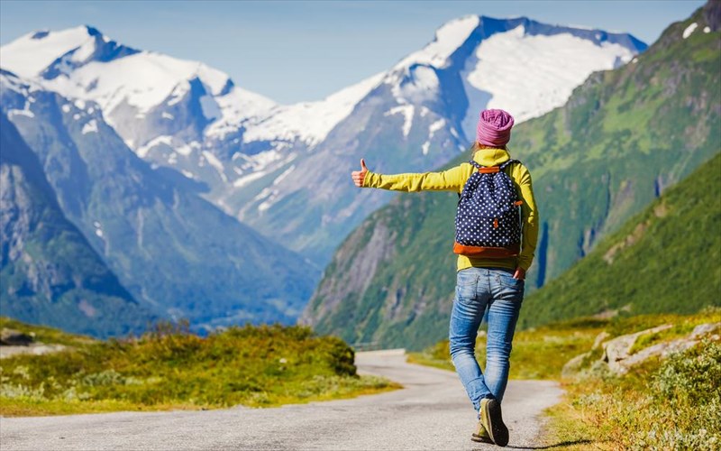 deka-tropoi-na-taksidepsete-se-olo-ton-kosmo-me-xamilo-budget