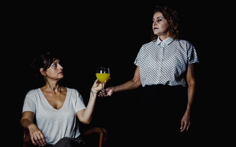 kerdiste-proskliseis-kai-deite-tin-upiretria-tserlin-na-eksomologeitai-sto-studio-mauromixali