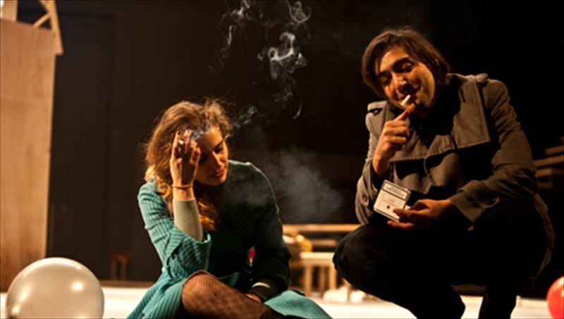 akuroseis-parastaseon-sto-ethniko-theatro