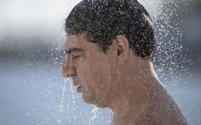 oiktospity-mia-aneleita-mauri-komodia-sti-stegi