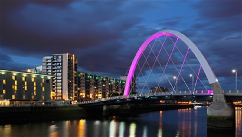 glaskobi-mia-polusullektiki-poli-sti-skia-tou-edimbourgou