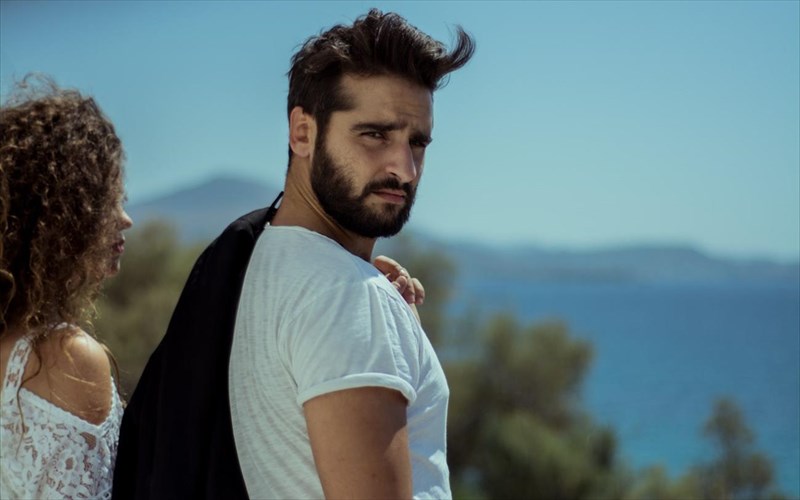 oi-kato-ap-t-asteria-enas-erotas-sti-mesi-tou-aigaiou