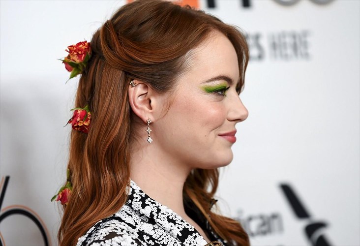 i-emma-stone-lansarei-taseis-upsilis-kommotikis-me-triantafulla-sta-mallia