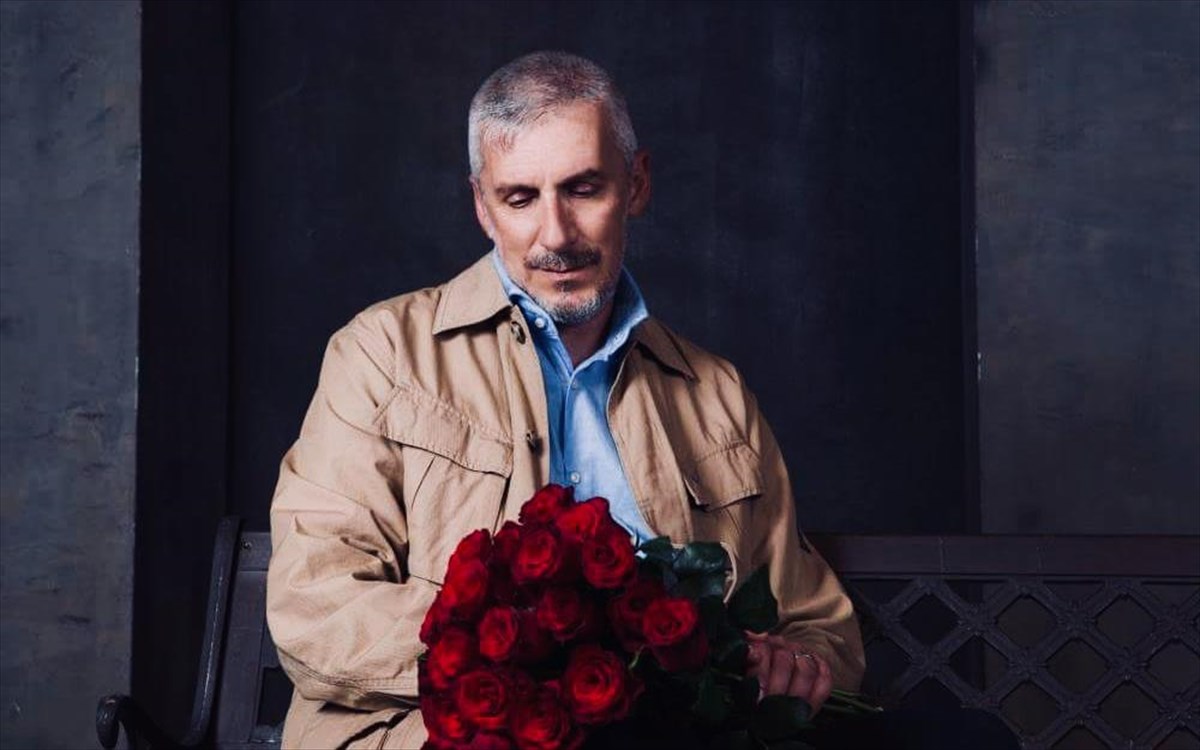 o-anthropos-me-to-louloudi-sto-stoma