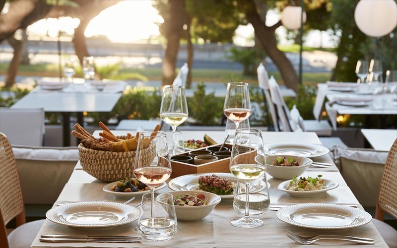 to-lagom-peirazei-tin-elliniki-kouzina-sto-pio-omorfo-simeio-tis-athinas