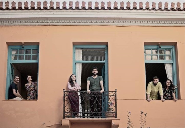 kerdiste-proskliseis-gia-mia-parastasi-gemati-meneksedes-kai-zoumpoulia