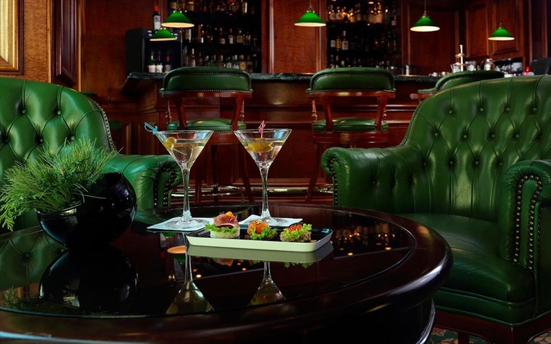 pame-gia-kokteil-kai-zontani-mousiki-sto-explorers-bar