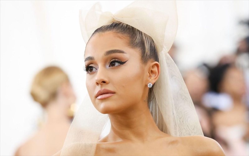 to-aksiolatreuto-gourounaki-tis-ariana-grande-protagonistei-sto-neo-tis-binteoklip