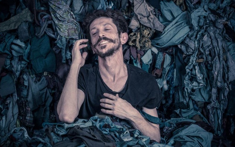 i-epiklisi-tis-goiteias-epistrefei-sto-theatro-roes