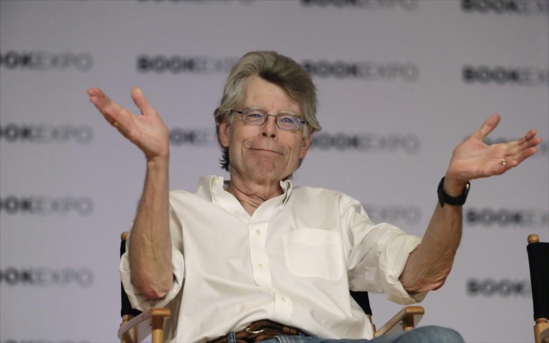 o-stephen-king-dinei-ta-dikaiomata-istorias-tou-se-mathites-gia-ena-dollario