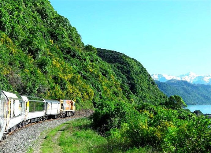 ksananoigei-mia-apo-tis-pio-omorfes-diadromes-me-treno