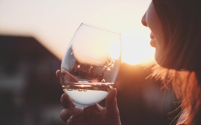 pos-antilambanomaste-ta-xaraktiristika-enos-krasiou-sto-stoma