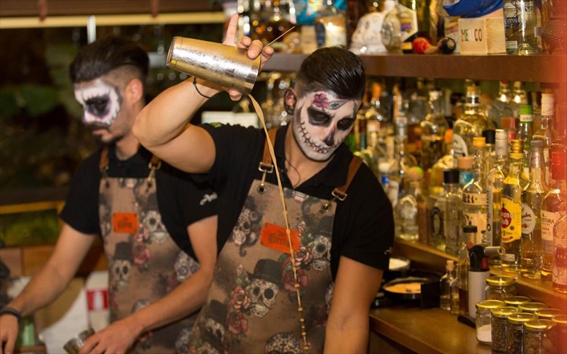 dia-de-los-muertos-ta-amigos-etoimazoun-tin-pio-atmosfairiki-meksikaniki-fiesta