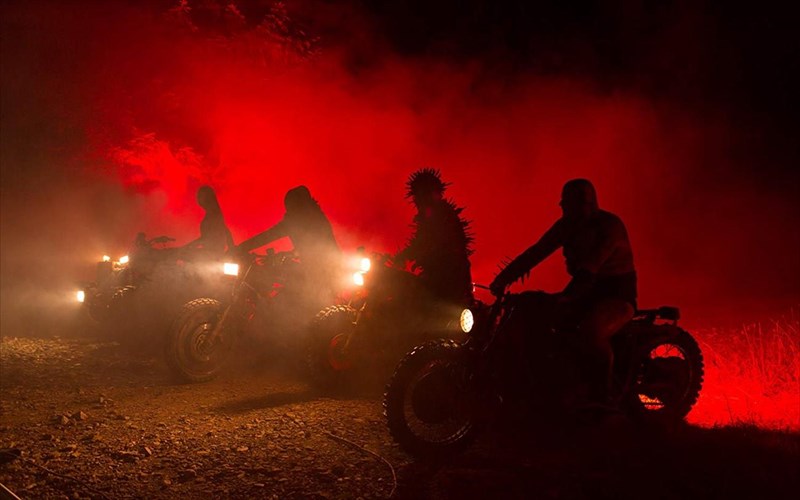 mandy-sunduazontas-to-splater-me-tin-eikonografia