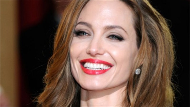 h-angelina-Jolie-sunanta-tous-adelfous-coen