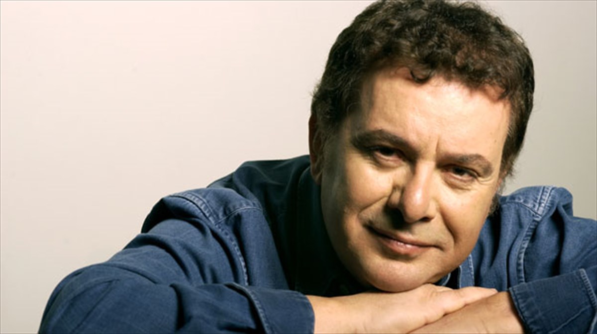 o-manolis-mitsias-ksekina-ti-mousiki-diadromi-tou-sto-metro