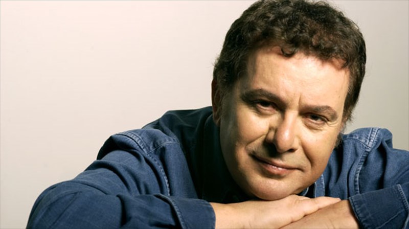 o-manolis-mitsias-ksekina-ti-mousiki-diadromi-tou-sto-metro