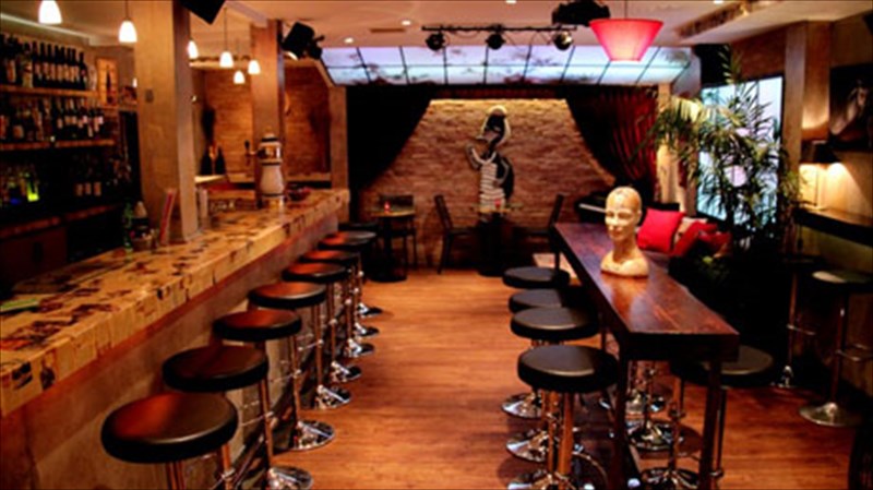 14kai3-ksexorista-stekia-stin-plateia-karutsi-kai-ta-periks