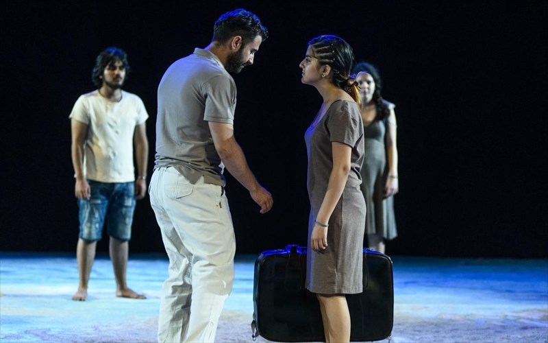 to-taksidi-stin-efibiki-skini-tou-ethnikou-theatrou