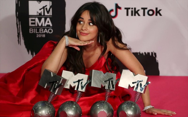 camilla-cabello-nicki-minaj-kai-dua-lipa-kai-o-gunaikeios-thriambos-sta-mtv-ema-gunaikeios-thriambos-sta-mtv-ema