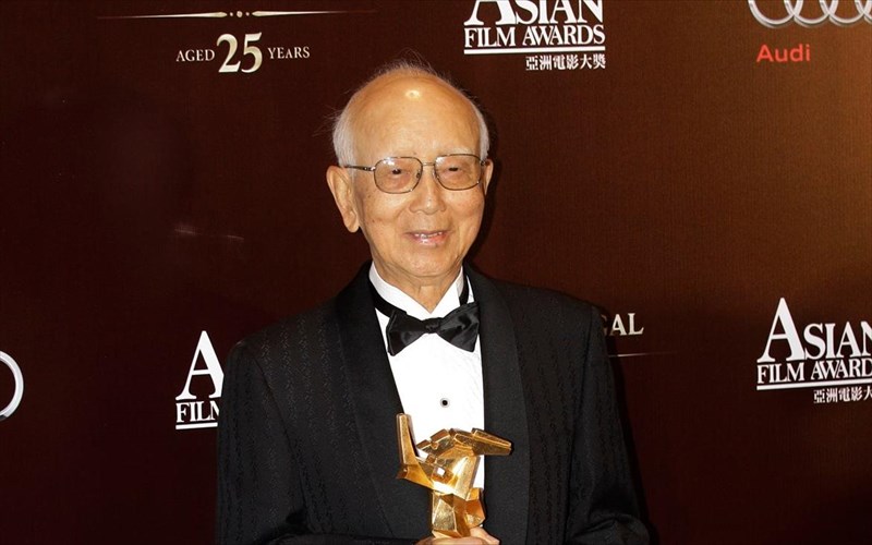 pethane-o-raymond-chow-o-anthropos-piso-apo-tis-tainies-ton-bruce-lee-kai-Jackie-chan-anthropos-piso-apo-tis-tainies-ton-bruce-lee-kai-Jackie-chan