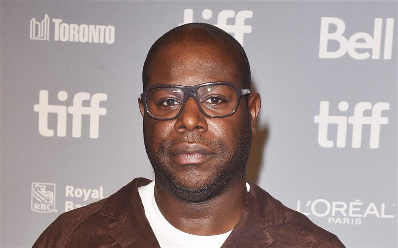 o-steve-mcqueen-kourastike-me-to-drama-kai-thelei-na-gurisei-ena-musical