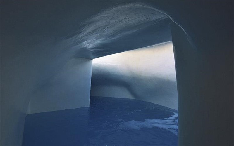 mia-ekthesi-gemati-antitheseis-stin-blank-wall-gallery