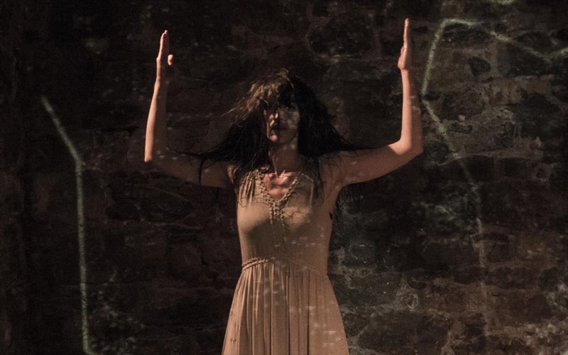 i-teletourgia-sto-sugxrono-theatro-sto-bios-basement