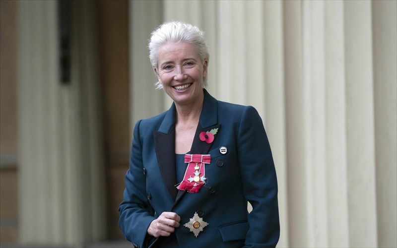 i-emma-thompson-paralambanei-timitiko-titlo-forontas-sneakers