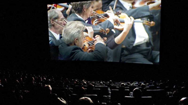 i-filarmoniki-tou-berolinou-doruforika-sto-theatron