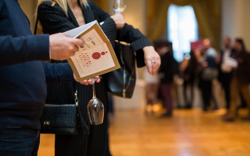 ta-megala-kokkina-krasia-einai-edo-gia-pempti-fora