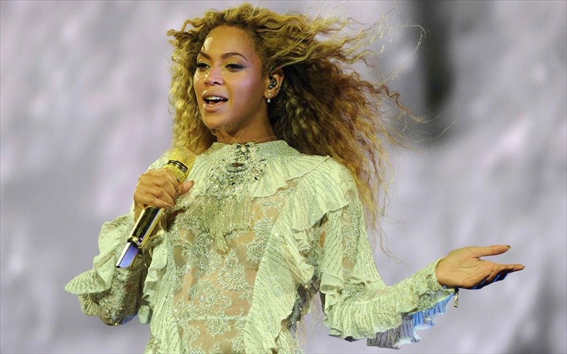 i-beyonce-diekopse-ti-sunergasia-tis-me-ton-philip-green-ton-topman