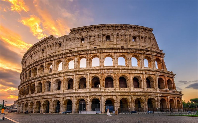 oi-apagoreuseis-stin-italia-sunexizontai