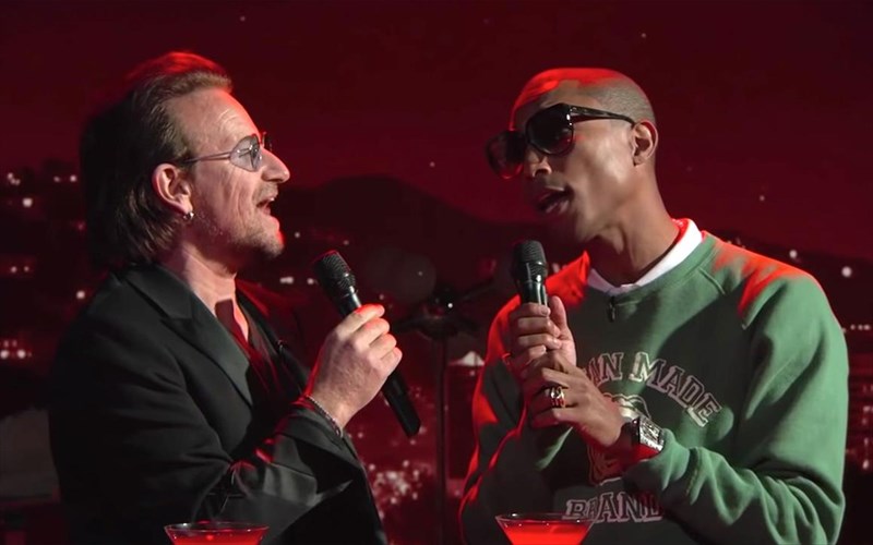 bono-kai-pharrell-williams-diaskeuazoun-to-stayin-alive-ton-bee-gees